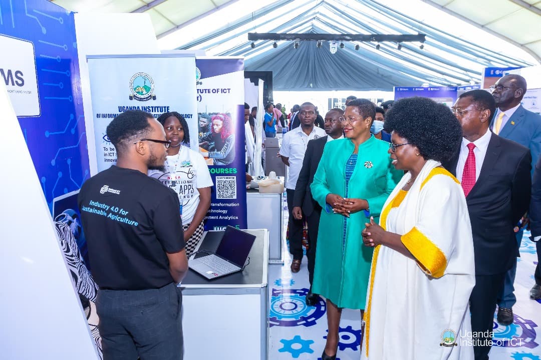 Distinguished speaker visiting TDMS booth